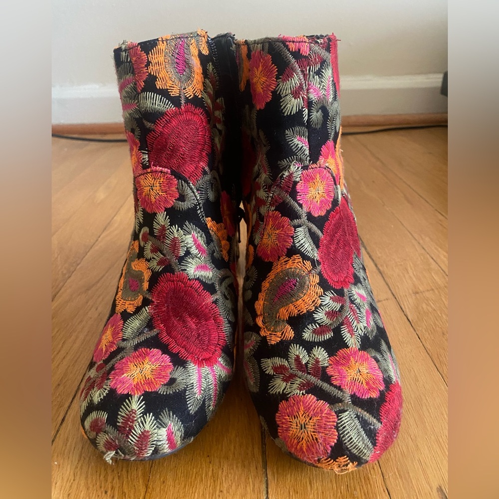 Mia Vail Embroidered Ankle Boots Size 10M